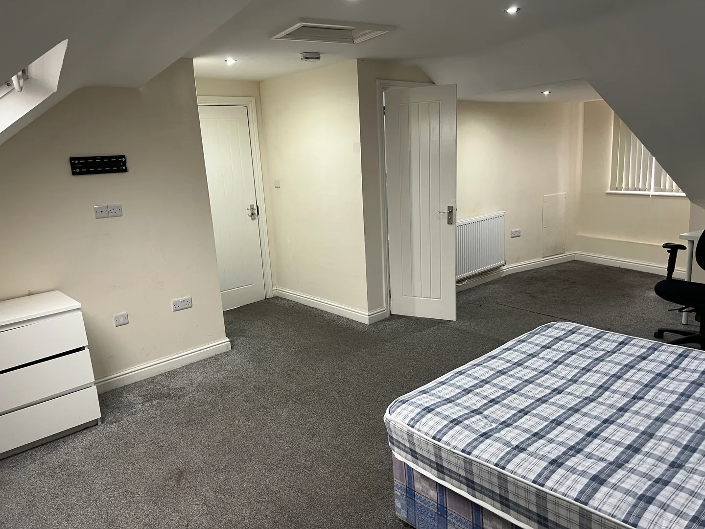 72 Derby Grove, NG7 1PF – 6-Bedroom En-suite Student House - Image 8